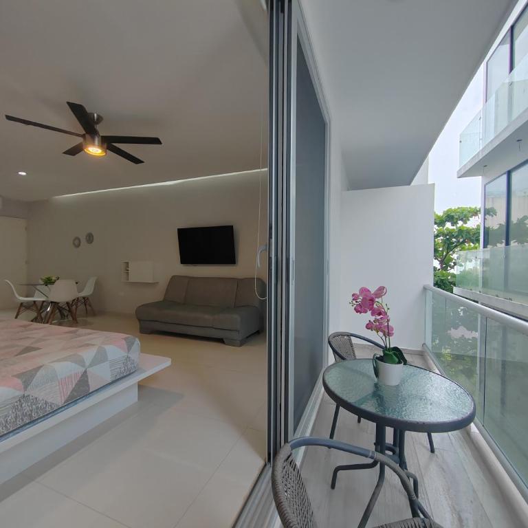 Centrally located apartments steps away from 5th avenue and the beach! By.Yeah - Estudio Deluxe con cama grande - 9
