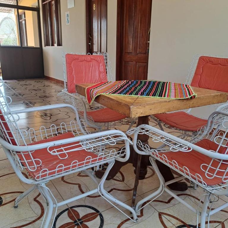 Hostal Edén - Habitación Estándar con baño compartido - 2 camas - 3