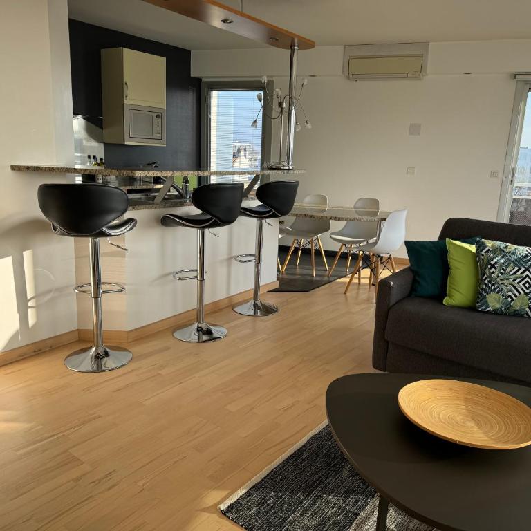 Appt 4 pers, centre-ville tout à pieds, plage 300m, aperçu mer, très calme parking privé, possibilité garage et location vélos électriques - Apartment with Balcony - 17