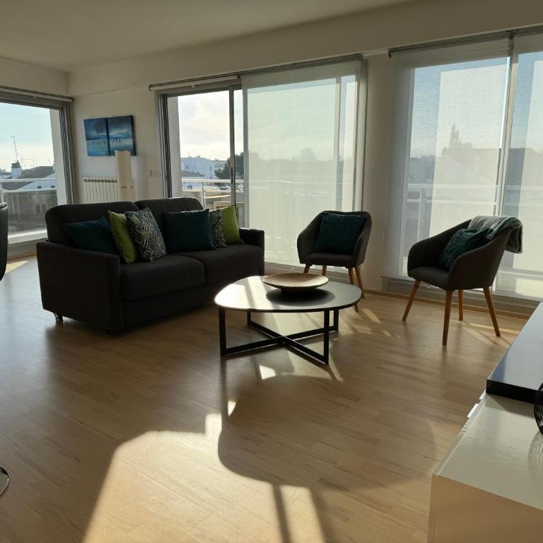 Appt 4 pers, centre-ville tout à pieds, plage 300m, aperçu mer, très calme parking privé, possibilité garage et location vélos électriques - Apartment with Balcony - 8