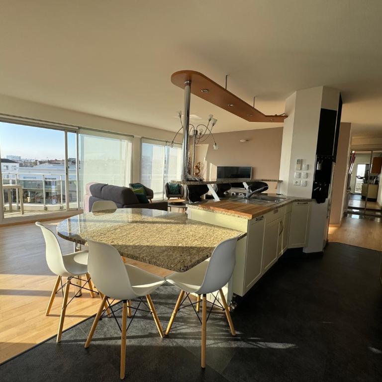 Appt 4 pers, centre-ville tout à pieds, plage 300m, aperçu mer, très calme parking privé, possibilité garage et location vélos électriques - Apartment with Balcony - 20