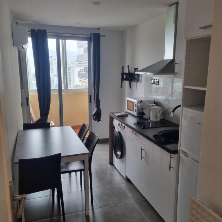 F3 ,appartement climatisé neuf, magnifique vue sur mer et aéroport, proche tram et gare sncf 1 min,aéroport 3 minutes, 3 rooms, new AC apartment, magnificent sea and airport views, close to tram and SNCF train station 1 min, airport 3 min - Apartment mit 2 Schlafzimmern und Meerblick - 19