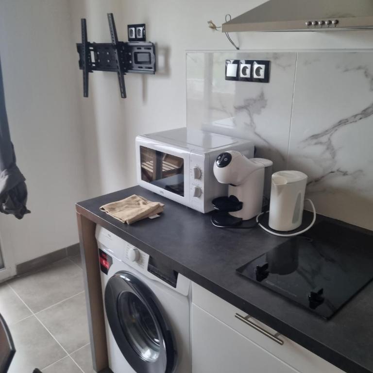F3 ,appartement climatisé neuf, magnifique vue sur mer et aéroport, proche tram et gare sncf 1 min,aéroport 3 minutes, 3 rooms, new AC apartment, magnificent sea and airport views, close to tram and SNCF train station 1 min, airport 3 min - Apartment mit 2 Schlafzimmern und Meerblick - 21