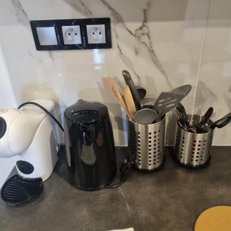F3 ,appartement climatisé neuf, magnifique vue sur mer et aéroport, proche tram et gare sncf 1 min,aéroport 3 minutes, 3 rooms, new AC apartment, magnificent sea and airport views, close to tram and SNCF train station 1 min, airport 3 min - Apartment mit 2 Schlafzimmern und Meerblick - 12