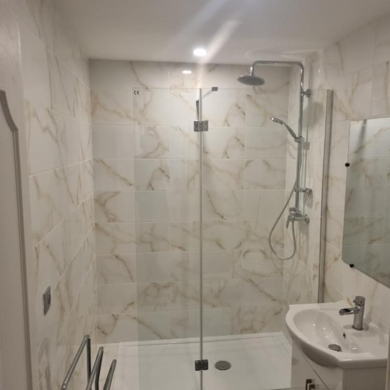 F3 ,appartement climatisé neuf, magnifique vue sur mer et aéroport, proche tram et gare sncf 1 min,aéroport 3 minutes, 3 rooms, new AC apartment, magnificent sea and airport views, close to tram and SNCF train station 1 min, airport 3 min - Apartment mit 2 Schlafzimmern und Meerblick - 9