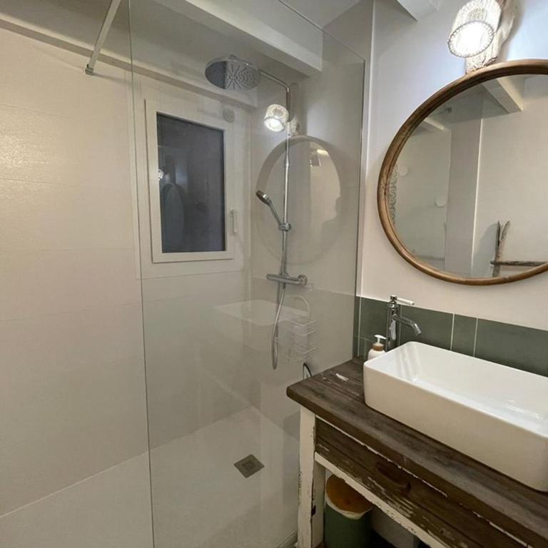 Villa rénovée avec accès plage, clim, WiFi, parking - FR-1-413-248 - Villa - 11