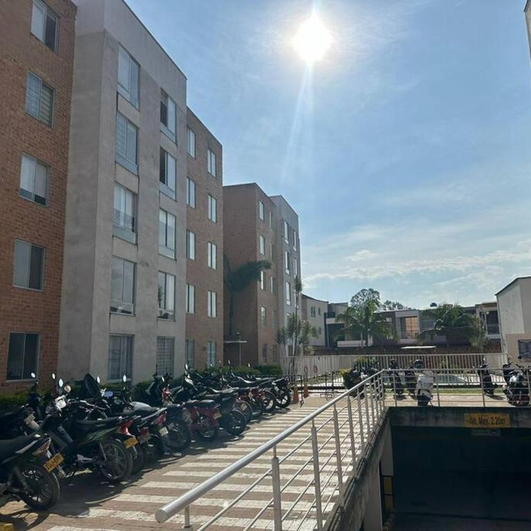 Amplio Apartamento Parqueadero y Piscina Cerca al CC Gran Plaza - Apartamento de 3 dormitorios - 29