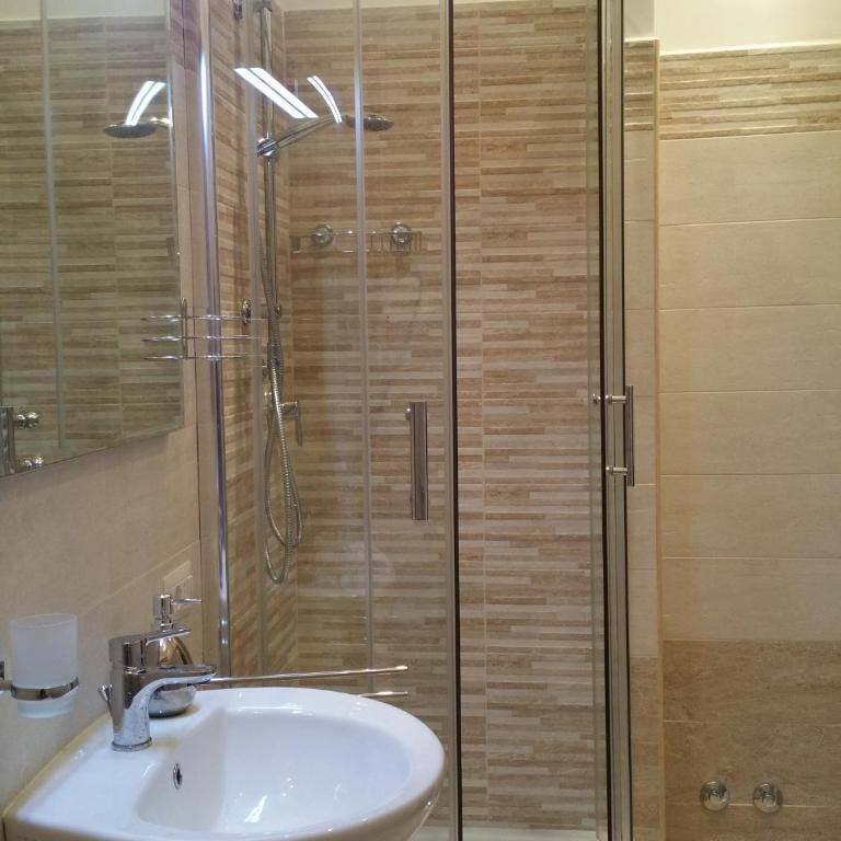 Mondo Antico - Camera Matrimoniale con Bagno Privato Esterno - 11