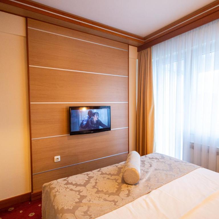 Hotel Cezar Banja Luka - Dvokrevetna Soba sa Bračnim Krevetom i Balkonom - 3