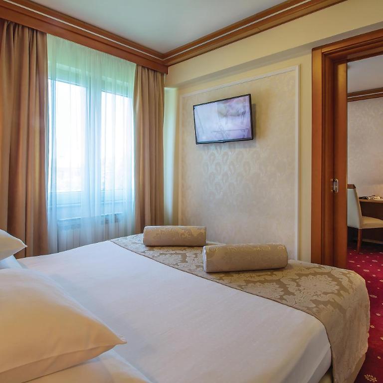 Hotel Cezar Banja Luka - Porodična Soba (sa Pogledom na Baštu) - 4