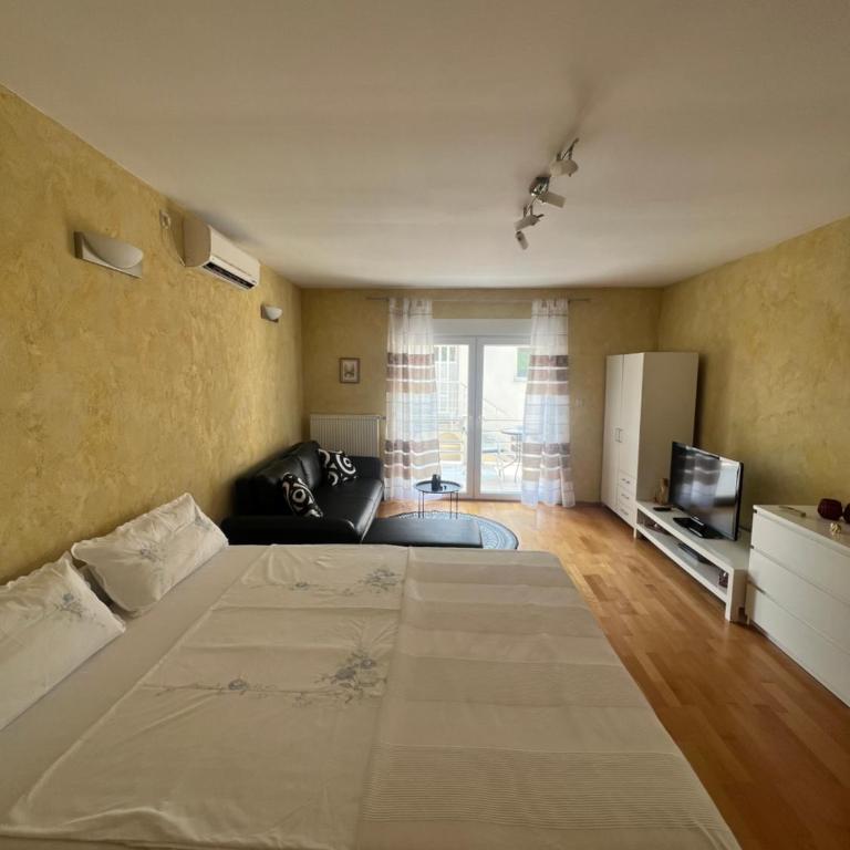 Apartments Malin - Apartment with Balcony - 1