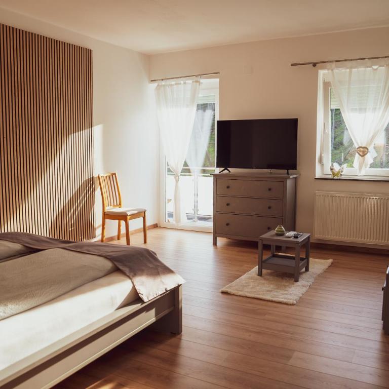CLAUS RESCH APPARTEMENTS - E-Bike, Wandern, Minigolf, Familie, Urlaub an der Weinstraße - Grande Chambre Double - 9