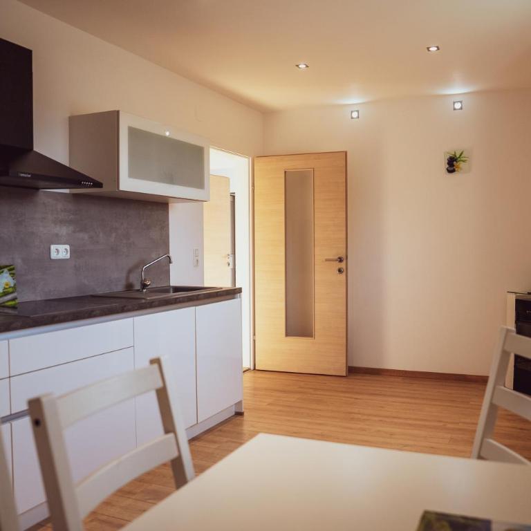 CLAUS RESCH APPARTEMENTS - E-Bike, Wandern, Minigolf, Familie, Urlaub an der Weinstraße - Grande Chambre Double - 10