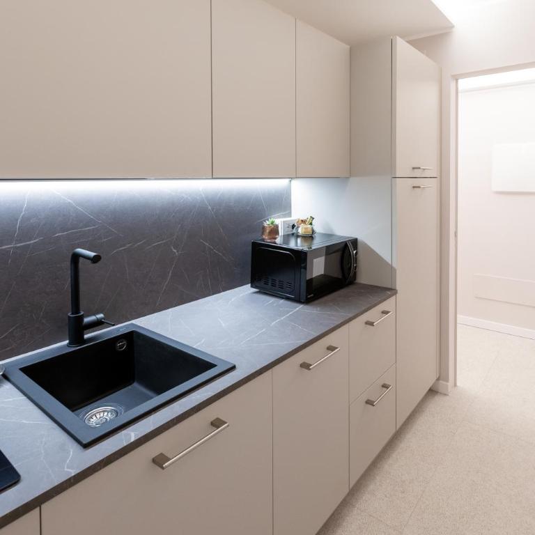 HOMEY I Teatro Romano Apartments - Appartamento Superior con Balcone - 1