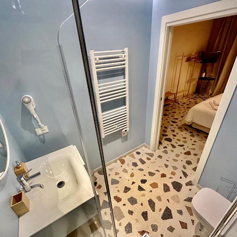 Farini Suites wi-fi - Camera Matrimoniale con Bagno Privato - 3