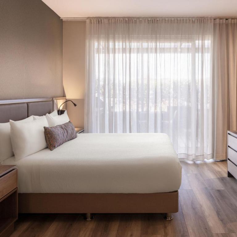 Residence Inn by Marriott Bogota - Suite Estudio con 1 cama extragrande, sofá cama y vistas a la ciudad - 11