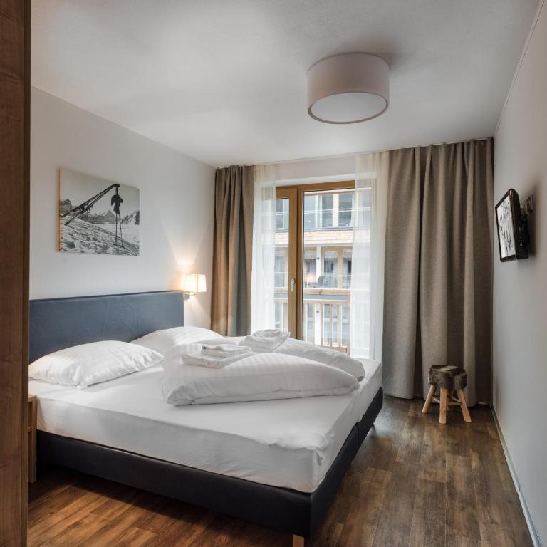 AlpenParks Hotel & Apartment Central Zell am See - Standard Doppelzimmer mit Balkon - 4