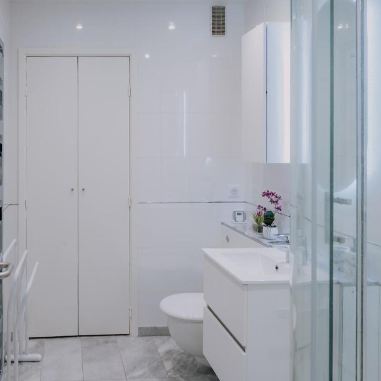 Splendide appartement climatisé avec vue sur mer et clocher - Parking et WIFI - Apartment with Sea View - 16