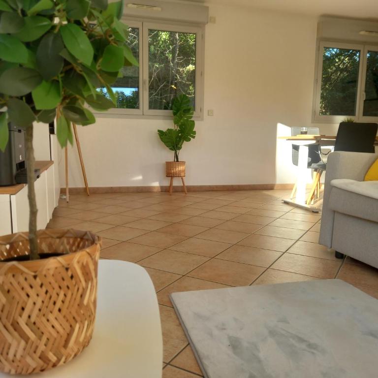 T2 de 56m2 - Genève à 5 min- Parking Privé Gratuit - Appartement 1 Chambre - 16