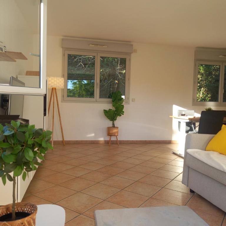 T2 de 56m2 - Genève à 5 min- Parking Privé Gratuit - Appartement 1 Chambre - 17