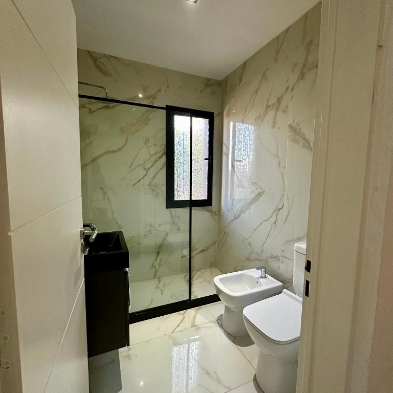 Casa familiar a la laguna en San Sebastian, Escobar, 3 dormitorios, jardín, pileta, parrilla y canoas - Casa de 3 dormitorios - 3