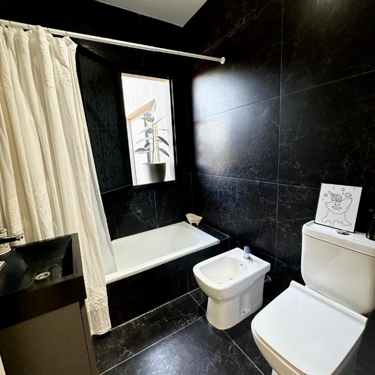 Casa familiar a la laguna en San Sebastian, Escobar, 3 dormitorios, jardín, pileta, parrilla y canoas - Casa de 3 dormitorios - 30