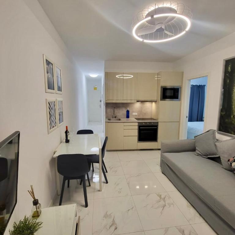 New 2 Bedrooms Gold flat at Las Canteras beach with balcony and Free Parking - Apartamento de 2 dormitorios - 11