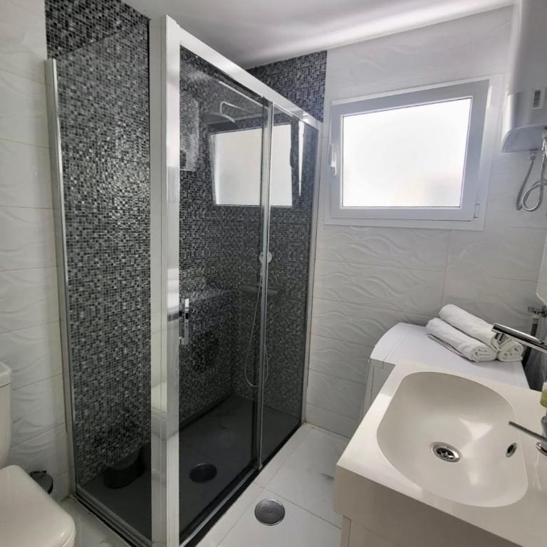 New 2 Bedrooms Gold flat at Las Canteras beach with balcony and Free Parking - Apartamento de 2 dormitorios - 17