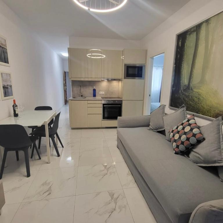 New 2 Bedrooms Gold flat at Las Canteras beach with balcony and Free Parking - Apartamento de 2 dormitorios - 12