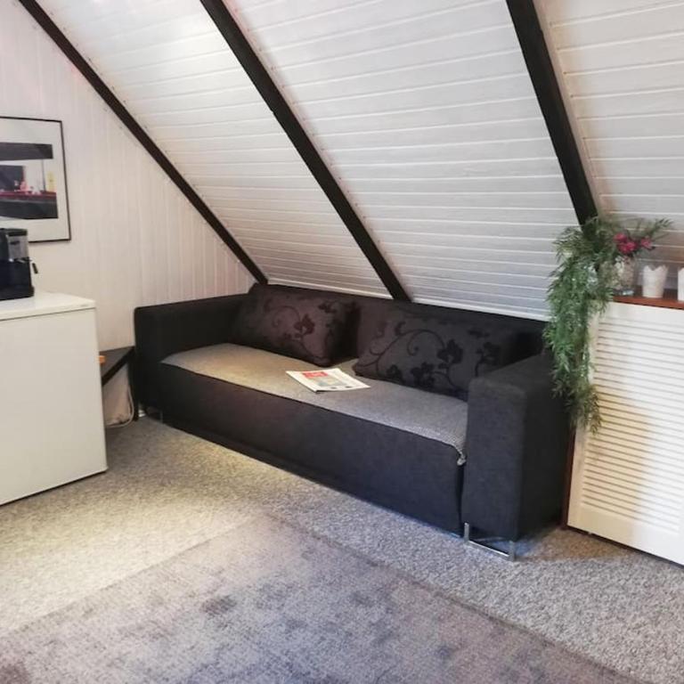 Modern eingerichtetes Zimmer - One-Bedroom Apartment - 8