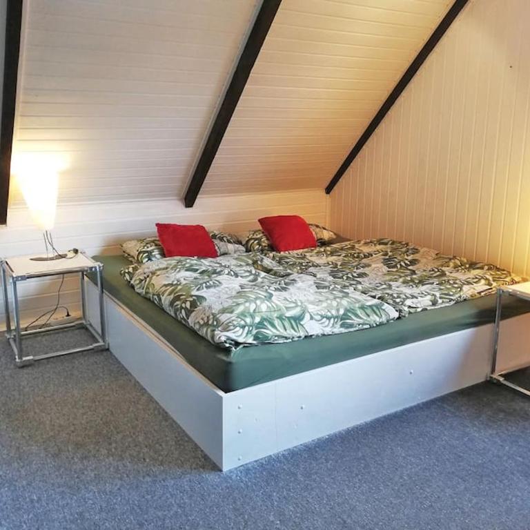 Modern eingerichtetes Zimmer - One-Bedroom Apartment - 10