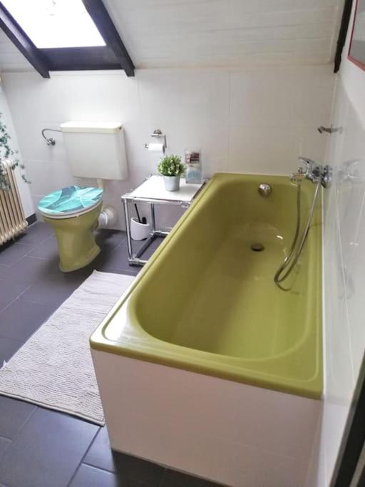 Modern eingerichtetes Zimmer - One-Bedroom Apartment - 12
