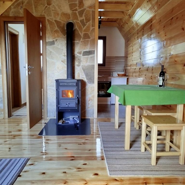 Brown cabin - Two-Bedroom Chalet - 10