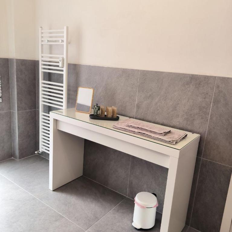 Room 48 Bologna - Double Room with Private Bathroom - 4