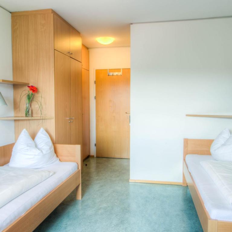 Kolping Premium Hostel Salzburg - Zweibett-/Doppelzimmer mit Zustellbett - 2