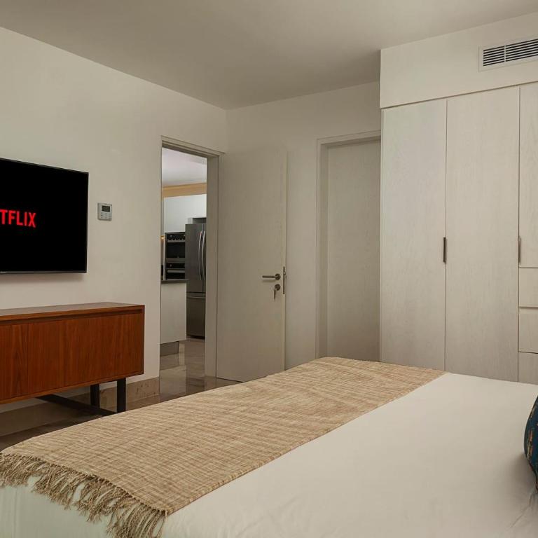 Oceana Luxury Apartment Walk to Beach and Day Club - Apartment with Balcony - 7