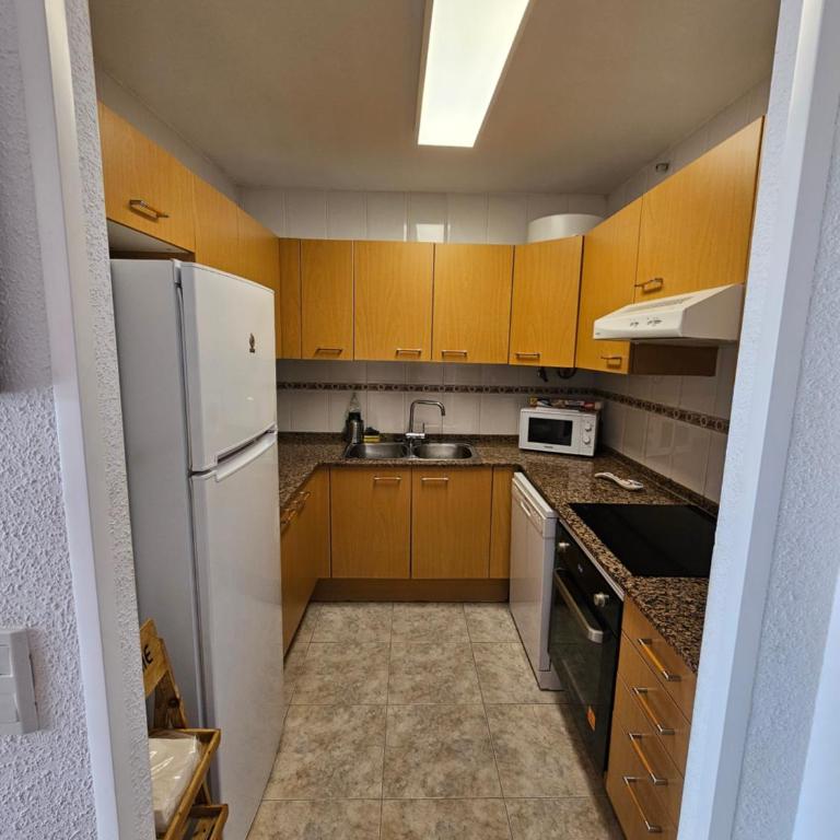 Appartement tout confort terrasse 21 m2 pleins sud wifi proche port aventura centre et plage 2 chambres 2 SDB piscine - Apartamento de 2 dormitorios - 21