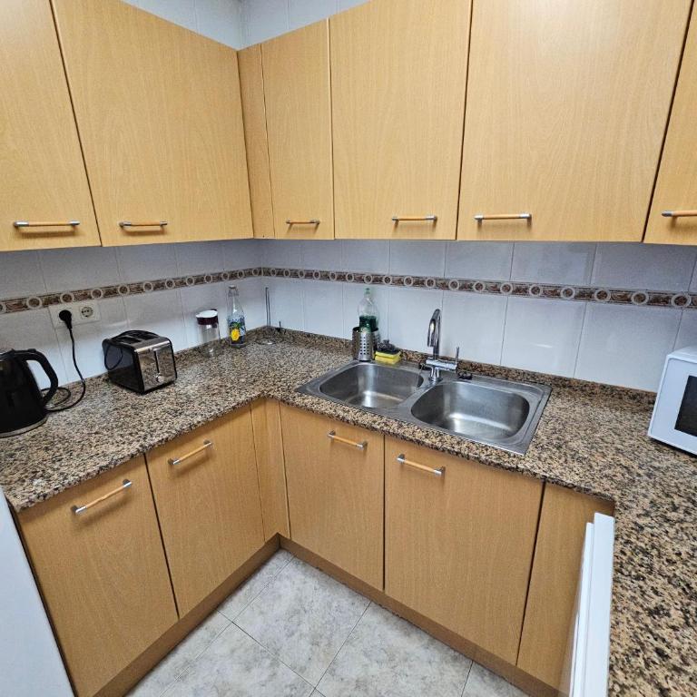 Appartement tout confort terrasse 21 m2 pleins sud wifi proche port aventura centre et plage 2 chambres 2 SDB piscine - Apartamento de 2 dormitorios - 22