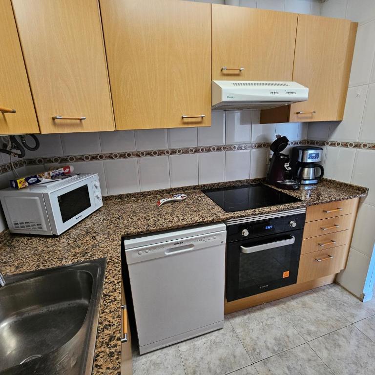 Appartement tout confort terrasse 21 m2 pleins sud wifi proche port aventura centre et plage 2 chambres 2 SDB piscine - Apartamento de 2 dormitorios - 23