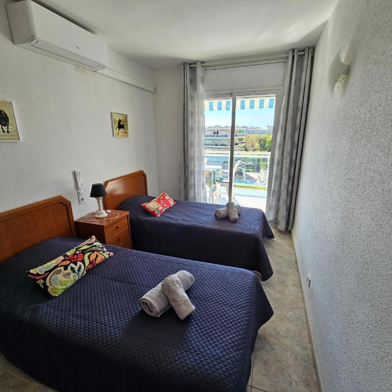 Appartement tout confort terrasse 21 m2 pleins sud wifi proche port aventura centre et plage 2 chambres 2 SDB piscine - Apartamento de 2 dormitorios - 25