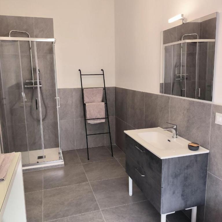 Room 48 Bologna - Double Room with Private Bathroom - 4