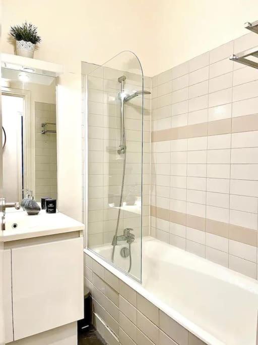 Chic Champs Elysées - air conditioning - One-Bedroom Apartment - 10