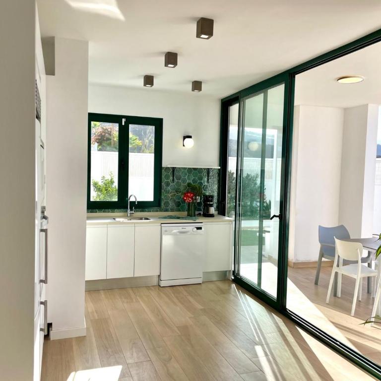 Lilias home - private heatable pool, BBQ, free wifi - Three-Bedroom Apartment - 5