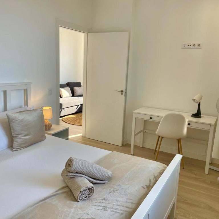 Lilias home - private heatable pool, BBQ, free wifi - Three-Bedroom Apartment - 40