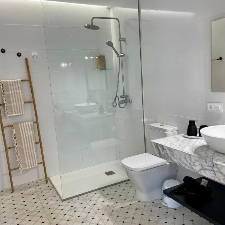 Lilias home - private heatable pool, BBQ, free wifi - Three-Bedroom Apartment - 38