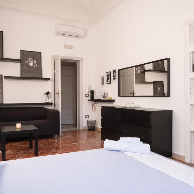 "Dal Commediante Apartment" Terrace in Historic Center - Camera Matrimoniale con Balcone - 2