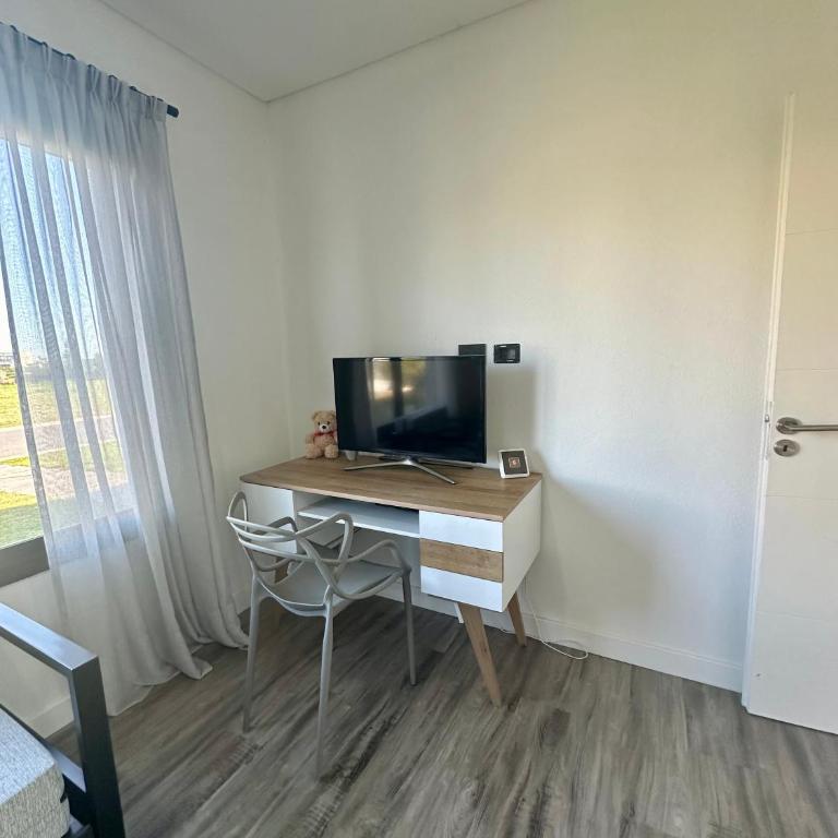 Casa familiar a la laguna en San Sebastian, Escobar, 3 dormitorios, jardín, pileta, parrilla y canoas - Casa de 3 dormitorios - 52