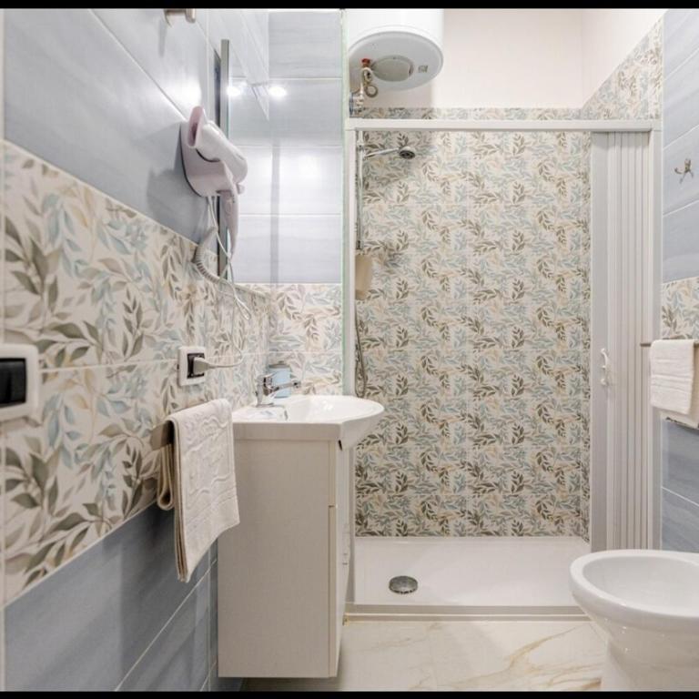 Napoli Centro Rooms - Camera Tripla con Bagno Privato - 1