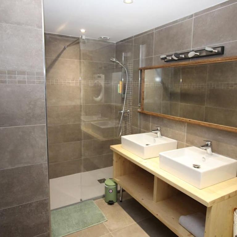 Joli chalet 12 personnes, jacuzzi, terrasse, babyfoot - Chalet - 28