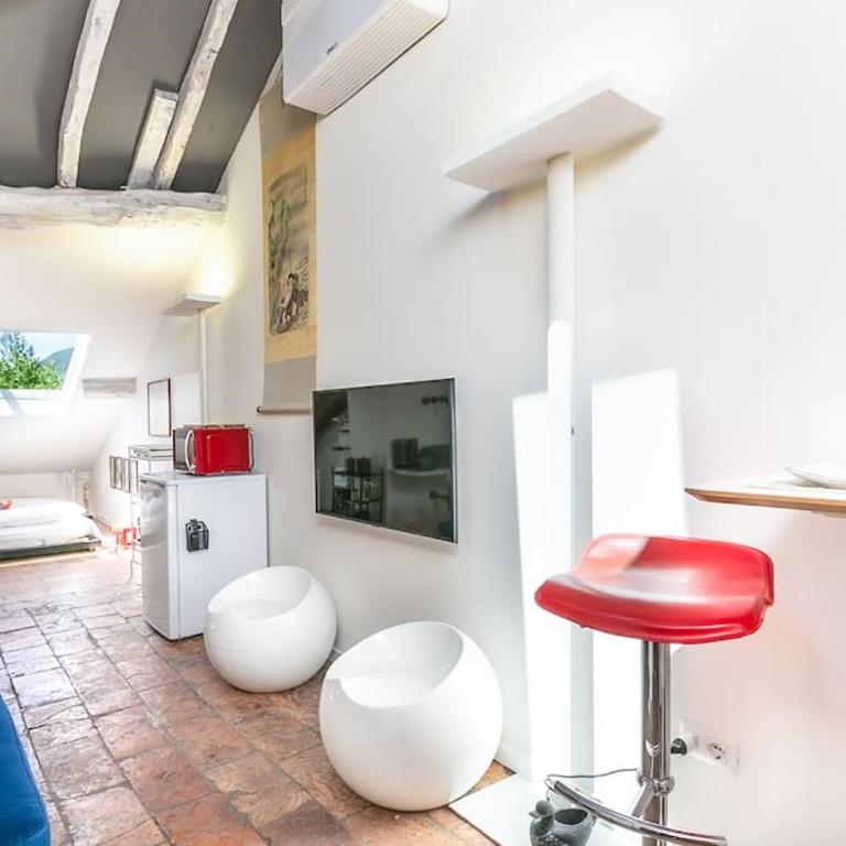 Lakefront Studio in Lecco Center - Cozy Stay with Amazing Views - One-Bedroom Apartment - 5